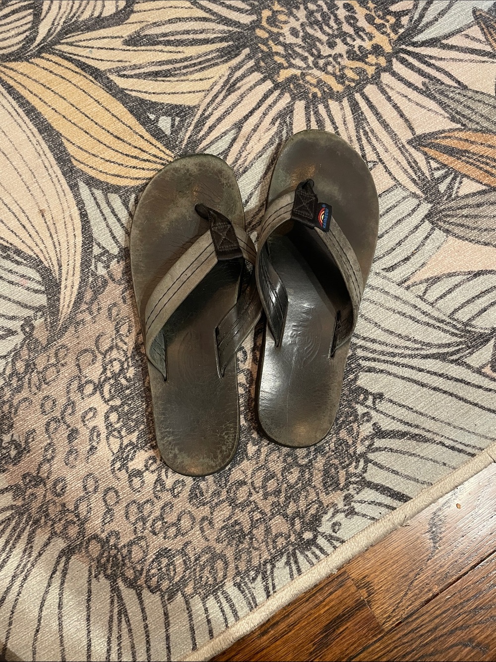 very worn black flip flops - Picture 4 of 5